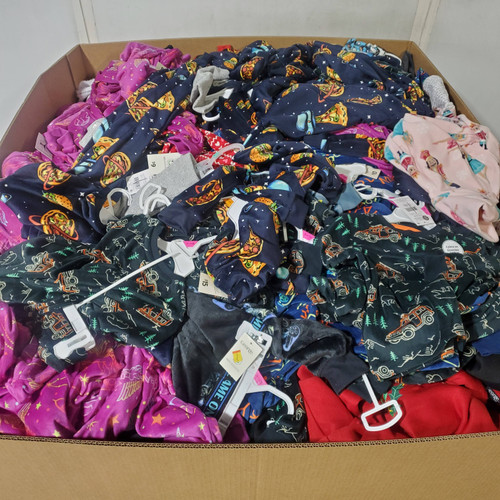 782 units of Clothing & Accessories - MSRP $10,077 - Returns (Lot # 965422)