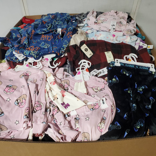 1183 units of Clothing & Accessories - MSRP $14,621 - Returns (Lot # 965606)