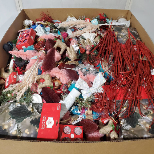 1119 units of Christmas & More - MSRP $4,629 - Returns (Lot # 965615)