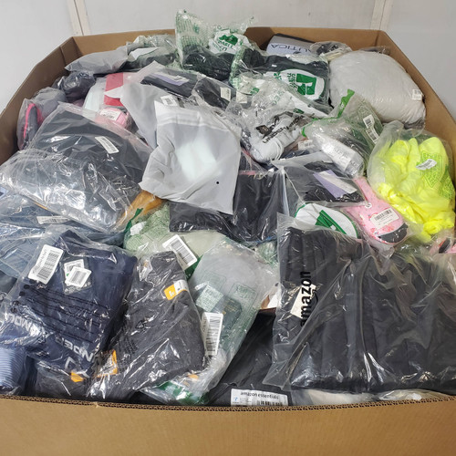 693 units of Clothing & Accessories - MSRP $21,222 - Returns (Lot # 929903)