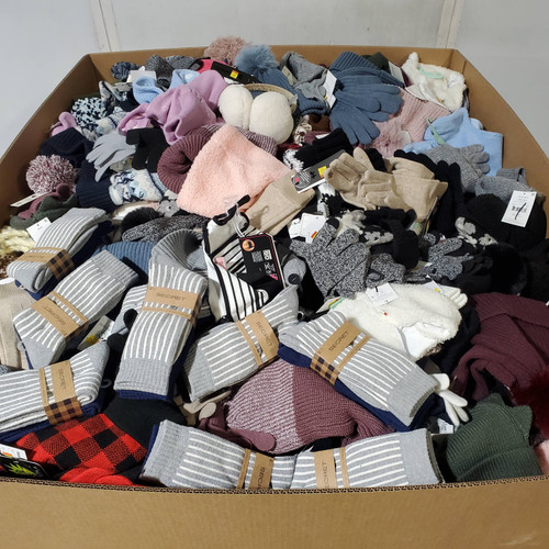 915 units of Clothing & Accessories - MSRP $10,535 - Returns (Lot # 967414)