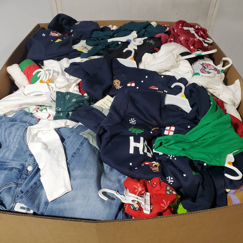 593 units of Clothing & Accessories - MSRP $9,103 - Returns (Lot # 967725)