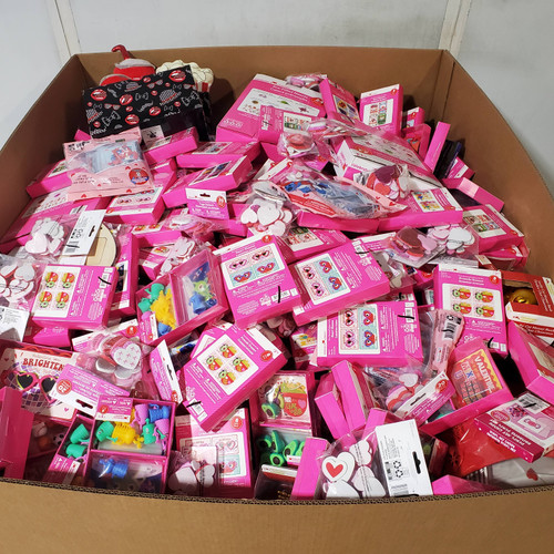 1082 units of Holidays & Party - MSRP $4,593 - Returns (Lot # 967712)