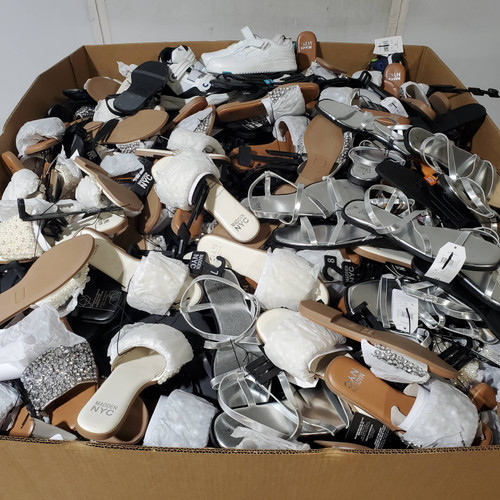 405 units of Shoes (pair) - MSRP $10,107 - Returns (Lot # 967907)
