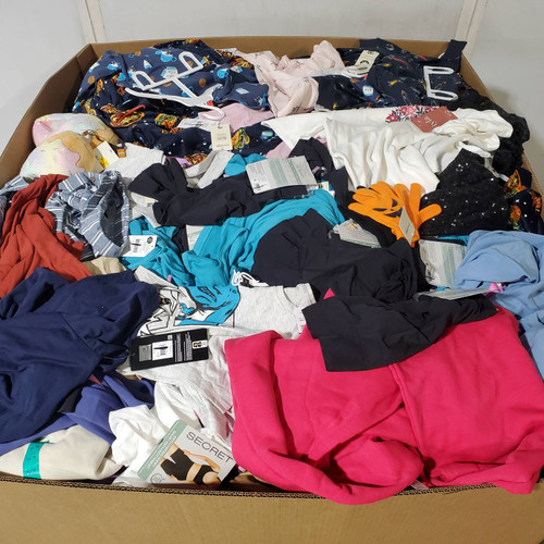 878 units of Clothing & Accessories - MSRP $13,610 - Returns (Lot # 967903)