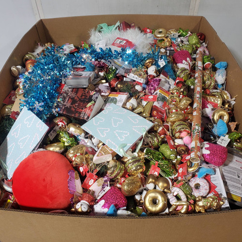 1009 units of Christmas - MSRP $4,798 - Returns (Lot # 968505)