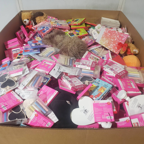 1220 units of Holidays & Party - MSRP $4,881 - Returns (Lot # 969008)