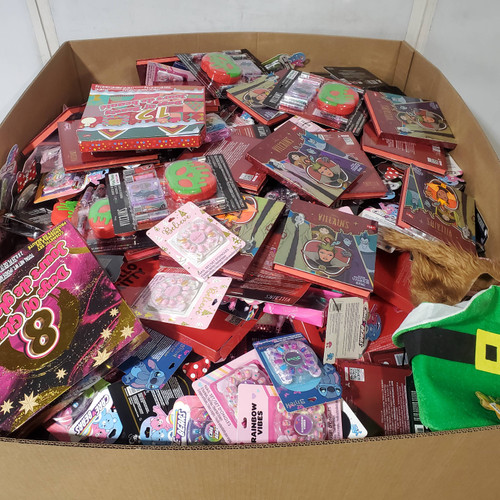 1010 units of Holidays & Party - MSRP $5,866 - Returns (Lot # 969006)