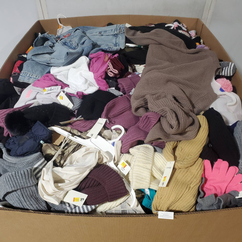 795 units of Clothing & Accessories - MSRP $11,368 - Returns (Lot # 970016)