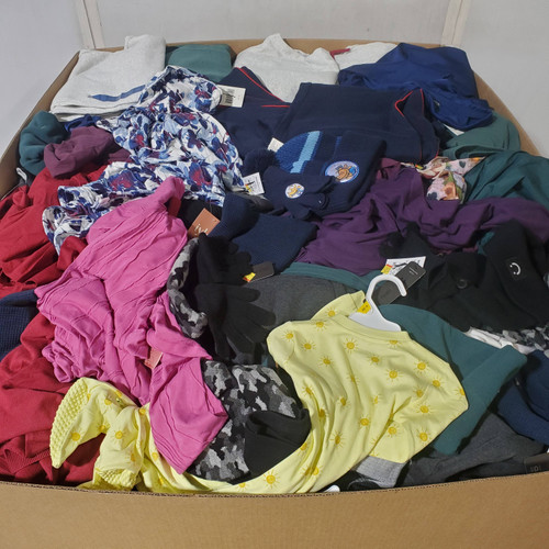 740 units of Clothing & Accessories - MSRP $11,253 - Returns (Lot # 970304)