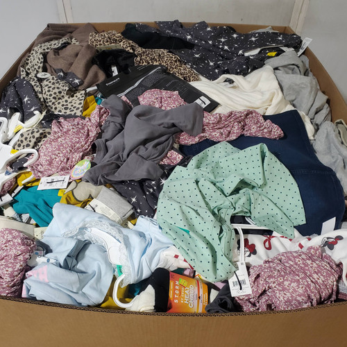970 units of Clothing & Accessories - MSRP $11,264 - Returns (Lot # 970916)