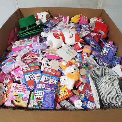 1414 units of Holidays & Party - MSRP $6,336 - Returns (Lot # 969902)