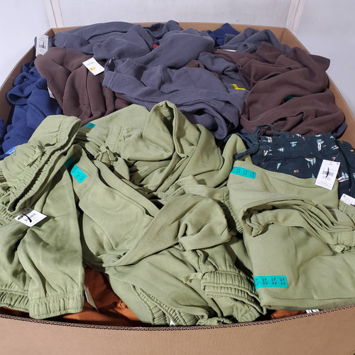 701 units of Clothing & Accessories - MSRP $9,179 - Returns (Lot # 971124)