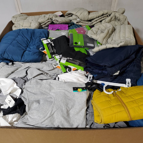 887 units of Clothing & Accessories - MSRP $9,463 - Returns (Lot # 971402)