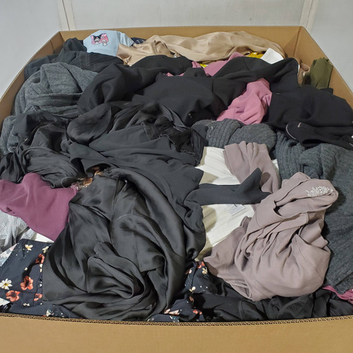 796 units of Clothing & Accessories - MSRP $11,591 - Returns (Lot # 971304)