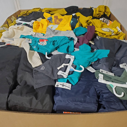 660 units of Clothing & Accessories - MSRP $9,535 - Returns (Lot # 972618)
