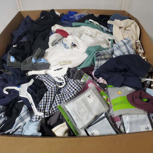 551 units of Clothing & Accessories - MSRP $7,852 - Returns (Lot # 972619)