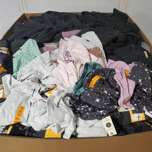 697 units of Clothing & Accessories - MSRP $9,013 - Returns (Lot # 972704)