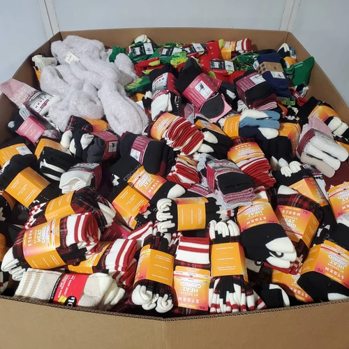 959 units of Clothing & Accessories - MSRP $10,087 - Returns (Lot # 972223)