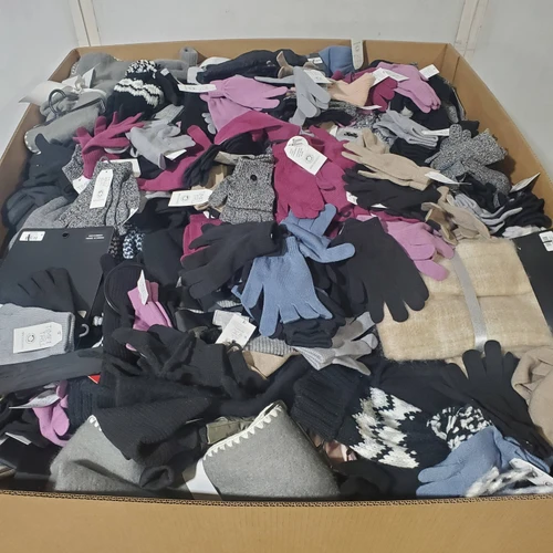 946 units of Winter Accessories - MSRP $11,242 - Returns (Lot # 975509)
