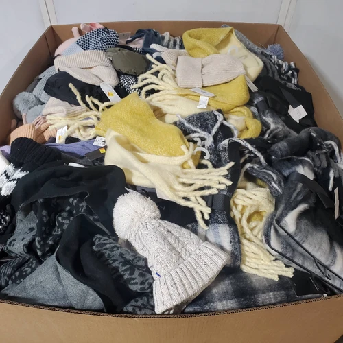 992 units of Winter Accessories - MSRP $12,015 - Returns (Lot # 975614)