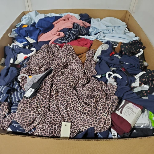 671 units of Clothing & Accessories - MSRP $9,295 - Returns (Lot # 975805)