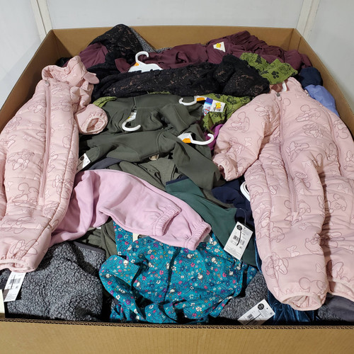 302 units of Clothing & Accessories - MSRP $6,563 - Returns (Lot # 975819)