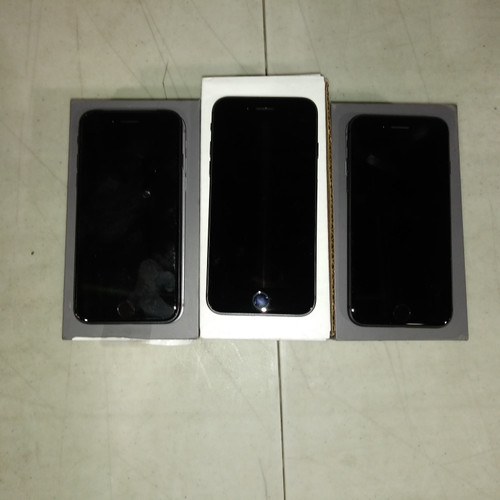 3 Units of Apple iPhone 8 Smartphones - MSRP 2700$ - Salvage