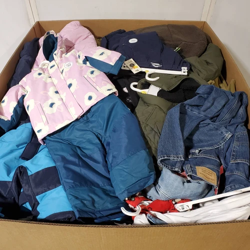 546 units of Clothing & Accessories - MSRP $8,072 - Returns (Lot # 975922)