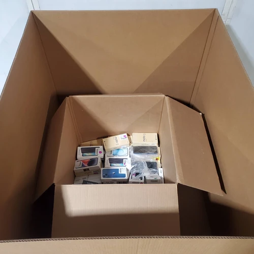 64 units of Smartphones - MSRP $25,209 - Salvage (Lot # 921008)