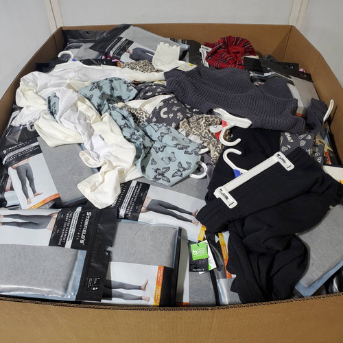 872 units of Clothing & Accessories - MSRP $10,285 - Returns (Lot # 977401)