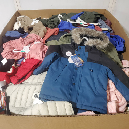 555 units of Clothing & Accessories - MSRP $9,216 - Returns (Lot # 977409)