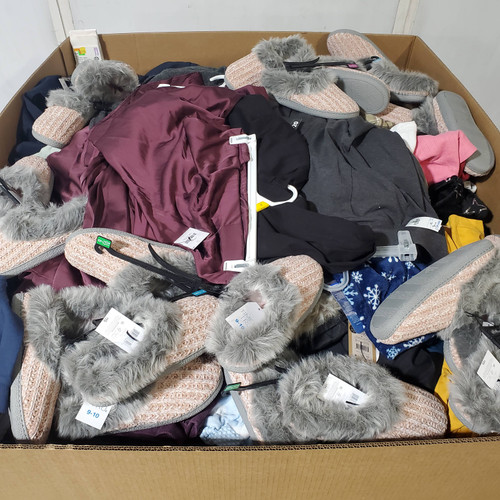 466 units of Clothing & Accessories - MSRP $8,409 - Returns (Lot # 977423)