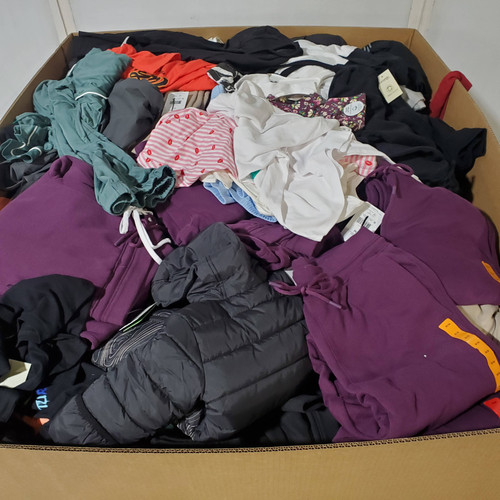 654 units of Clothing & Accessories - MSRP $9,181 - Returns (Lot # 977506)