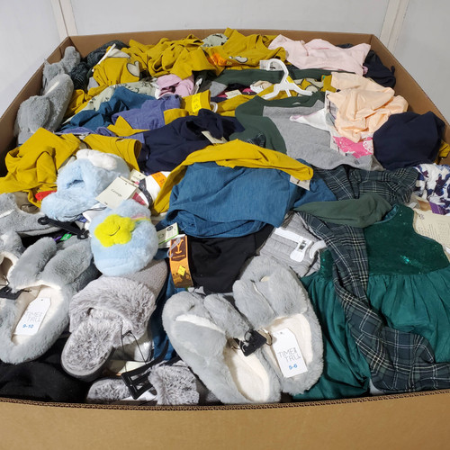 805 units of Clothing & Accessories - MSRP $11,618 - Returns (Lot # 977820)