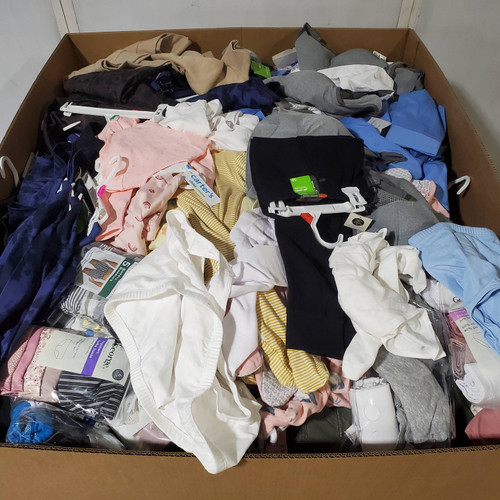 496 units of Clothing & Accessories - MSRP $7,668 - Returns (Lot # 978012)
