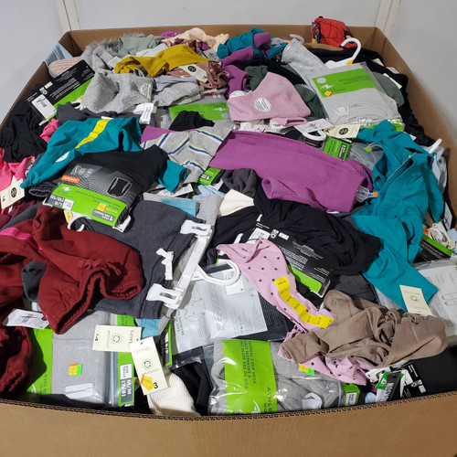 876 units of Clothing & Accessories - MSRP $9,735 - Returns (Lot # 979216)