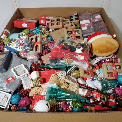 1052 units of Christmas - MSRP $5,003 - Returns (Lot # 977011)