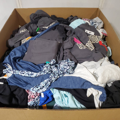 524 units of Clothing & Accessories - MSRP $5,256 - Returns (Lot # 982105)