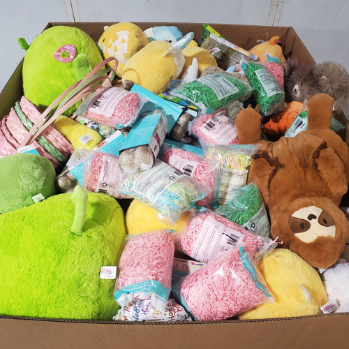 734 units of Holidays & Party - MSRP $3,013 - Returns (Lot # 982403)