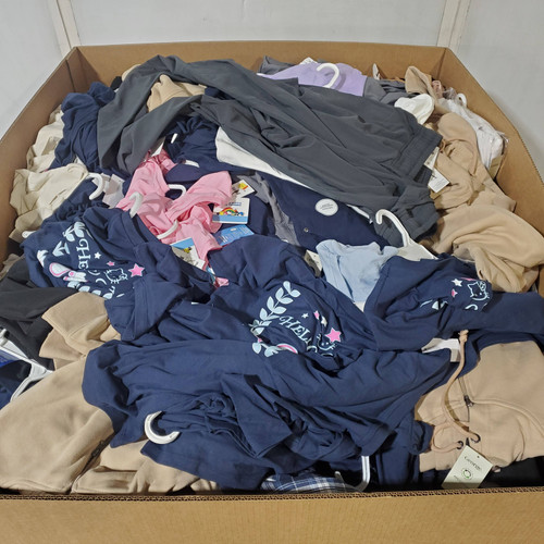 686 units of Clothing & Accessories - MSRP $10,827 - Returns (Lot # 983119)