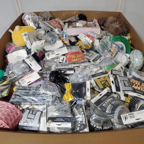 904 units of Holidays & Party - MSRP $3,420 - Returns (Lot # 982514)