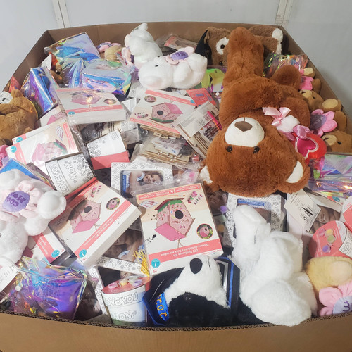 425 units of Holidays & Party - MSRP $4,217 - Returns (Lot # 983901)