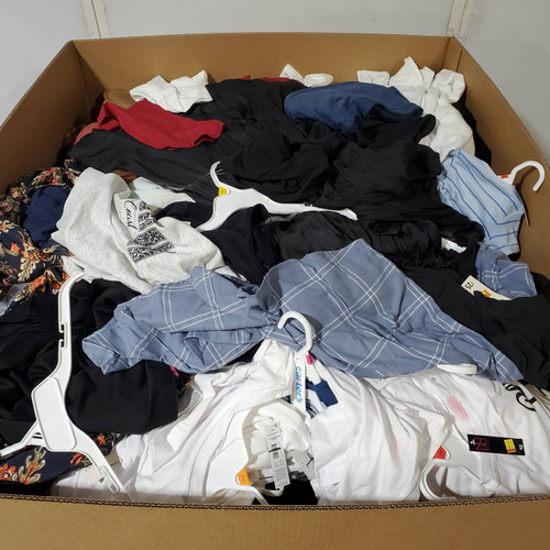 726 units of Clothing & Accessories - MSRP $10,050 - Returns (Lot # 984619)