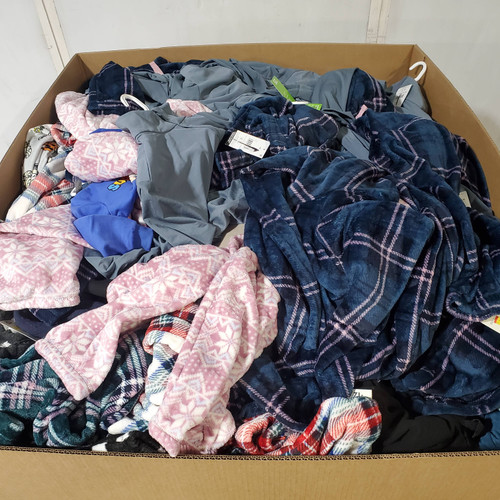 743 units of Clothing & Accessories - MSRP $9,571 - Returns (Lot # 985611)