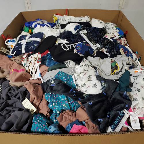 596 units of Clothing & Accessories - MSRP $7,898 - Returns (Lot # 985718)