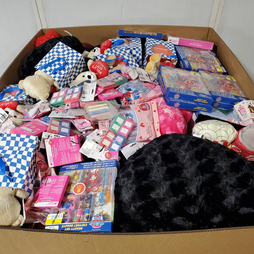 862 units of Holidays & Party - MSRP $4,168 - Returns (Lot # 986304)