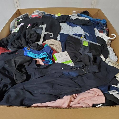675 units of Clothing & Accessories - MSRP $9,670 - Returns (Lot # 986603)