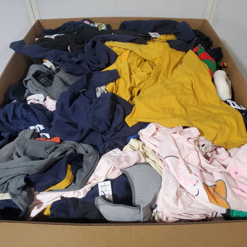 653 units of Clothing & Accessories - MSRP $9,532 - Returns (Lot # 986619)