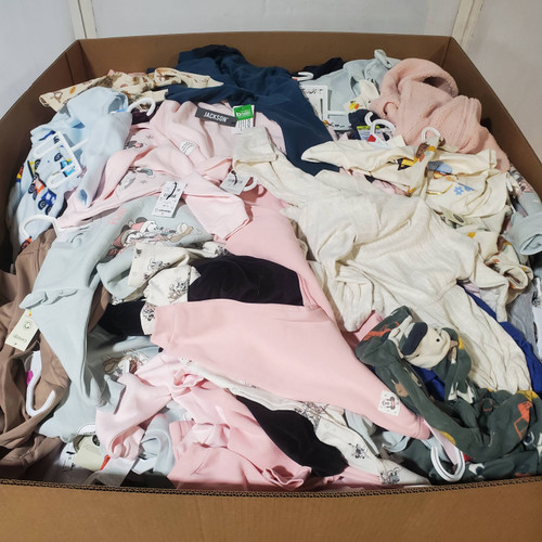 630 units of Clothing & Accessories - MSRP $9,192 - Returns (Lot # 986712)